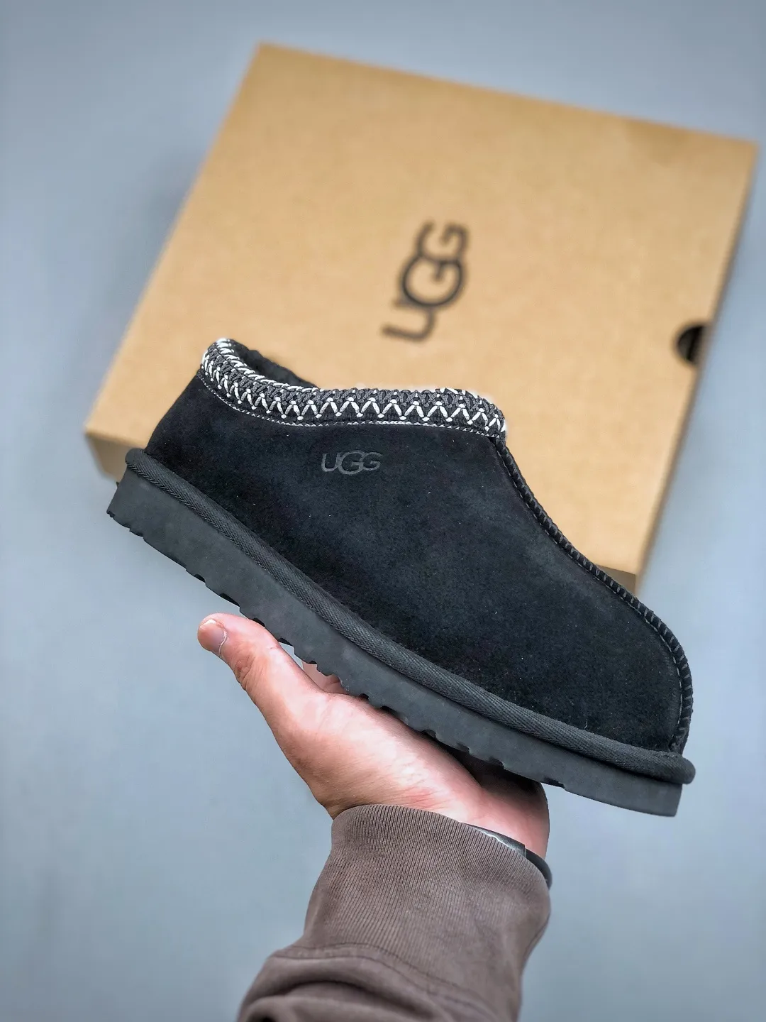 Local self-pickup💰540 supports store placement. The top version on the market. UGG Tazz. Ethnic thin-soled men's and women's models. Xiaohongshu's hot model. Produced by a major foreign trade factory in Guangzhou. Real sheep fur from toe to insole. Independent outer box packaging. Chip. Waterproof process. Different from any version on the market. 5cm thick sole, independently developed original outsole, cashmere insole, keeping warm in winter, suitable for home use. In the new year, uug launched a style series, which is partially geared towards the preferences of young consumers. It has also moved to the forefront of fashion trends. Shoe body material, water-repellent coated suede upper, 17 mm UGGPURE™ implanted wool insole, lightweight non-slip and comfortable rubber outsole, with brand LOGO and trademark, with full package Size: 35 36 37 38 39 40 41 42 43 44 45